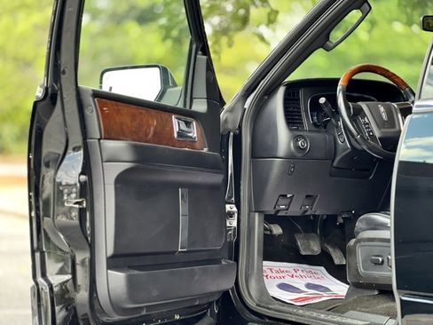 Used 2017 Lincoln Navigator L Select image 12