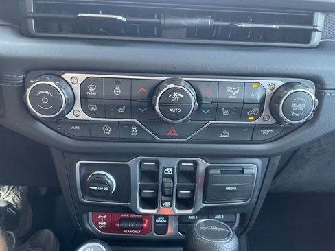 Used 2025 Jeep Gladiator Mojave w/ Convenience Group AWD/4WD image 27