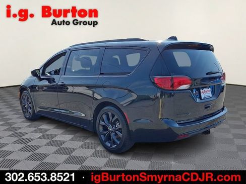 Used 2020 Chrysler Pacifica Touring-L Plus FWD image 4
