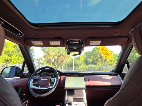 Used 2024 Land Rover Range Rover SE AWD/4WD image 4