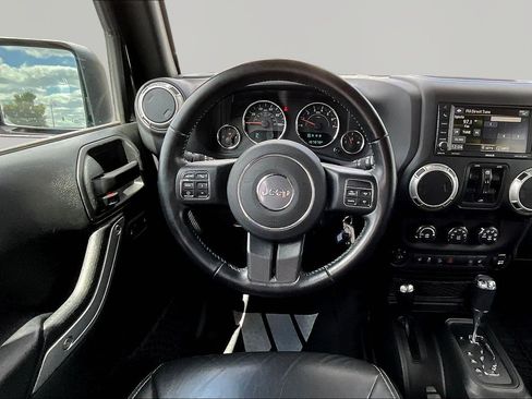 Used 2017 Jeep Wrangler Unlimited Sahara w/ Connectivity Group AWD/4WD image 8