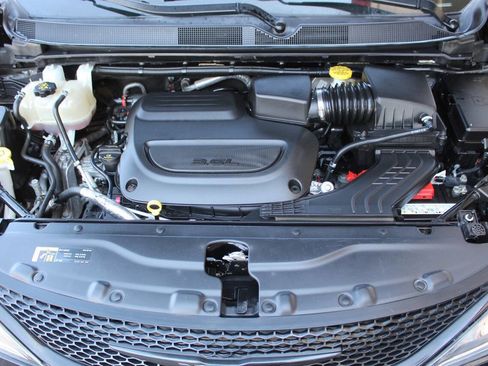 Used 2019 Chrysler Pacifica Touring Plus w/ S Appearance Package image 8