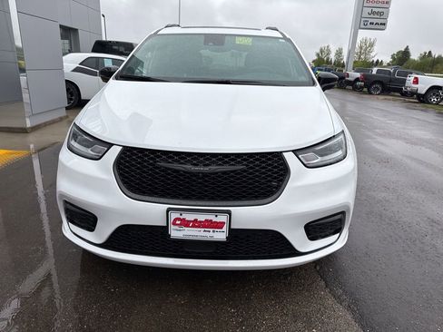 Used 2024 Chrysler Pacifica Limited w/ S Appearance Package image 3