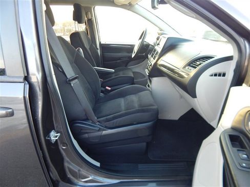 Used 2018 Dodge Grand Caravan SE w/ UConnect Hands-Free Group image 12