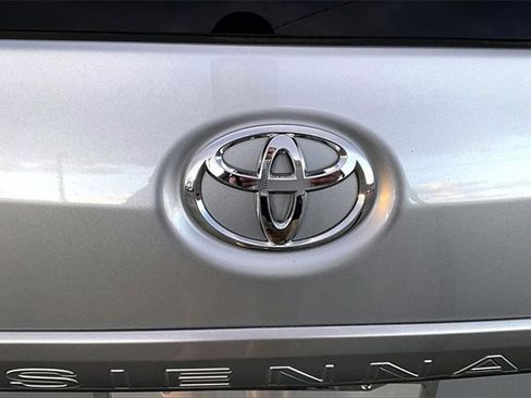 Used 2017 Toyota Sienna XLE image 33