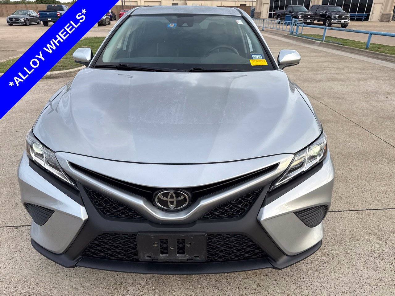 Used 2019 Toyota Camry SE FWD image 2