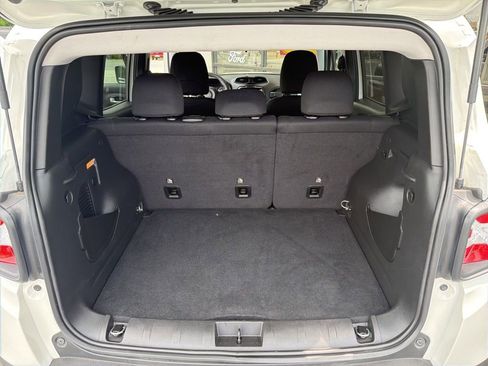 Used 2023 Jeep Renegade Latitude AWD/4WD image 25