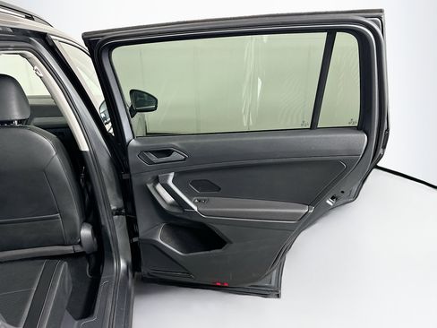 Used 2018 Volkswagen Tiguan SE w/ Panoramic Sunroof Package image 30