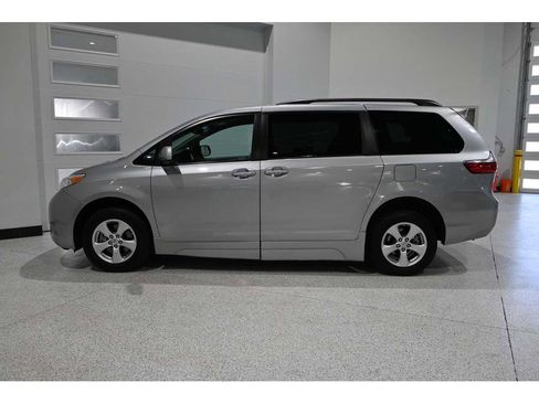 Used 2016 Toyota Sienna LE FWD image 9