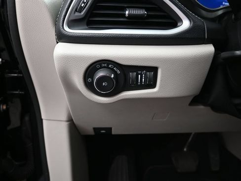 Used 2023 Chrysler Pacifica Touring-L FWD image 12