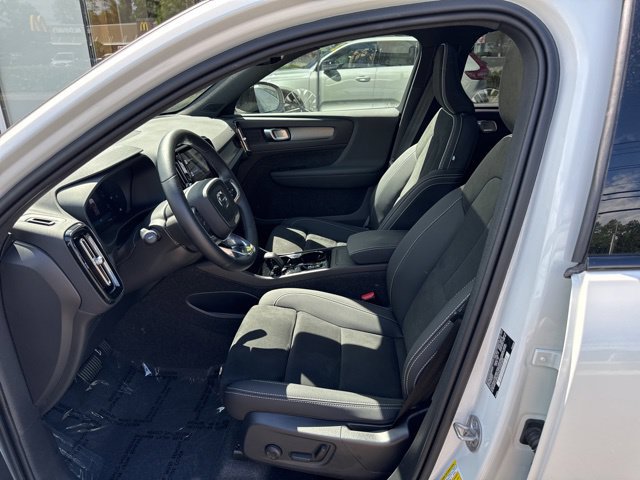 Certified 2025 Volvo XC40 B5 Plus AWD/4WD image 19