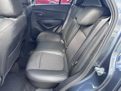 Used 2022 Chevrolet Trax LT w/ LT Convenience Package image 11