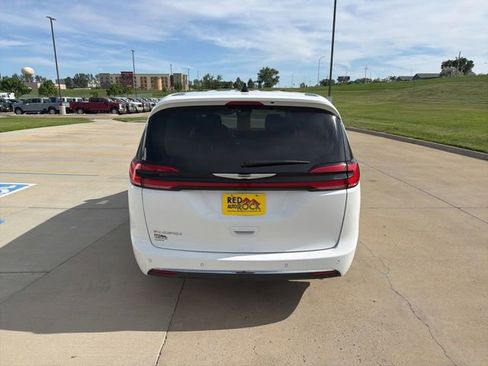 Used 2024 Chrysler Pacifica Touring-L FWD image 4