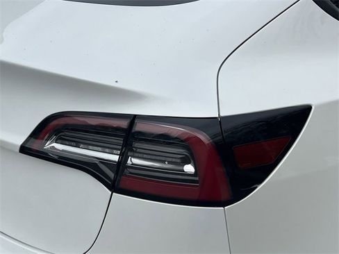 Used 2022 Tesla Model 3 Standard Range image 23