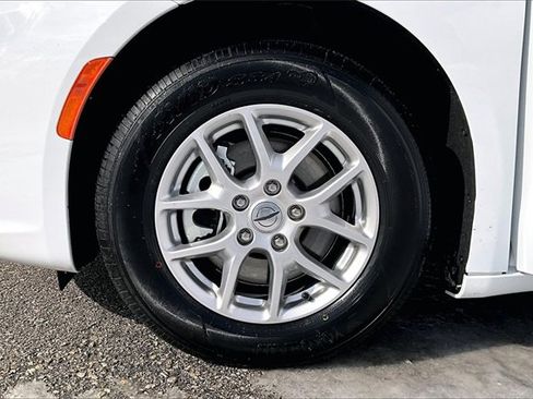 Used 2024 Chrysler Pacifica Touring-L image 8