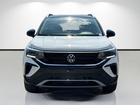 Used 2024 Volkswagen Taos SE w/ Panoramic Sunroof Package AWD/4WD image 8