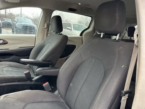 Used 2017 Chrysler Pacifica Touring w/ Tire & Wheel Group image 3