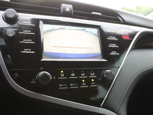 Used 2018 Toyota Camry LE FWD image 18