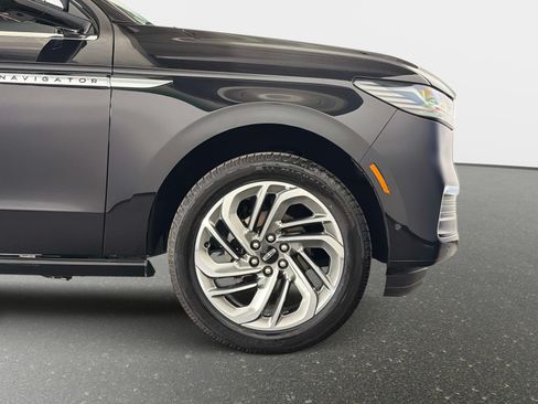 Used 2025 Lincoln Navigator Reserve AWD/4WD image 22