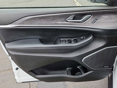 Used 2022 Jeep Grand Cherokee L Limited image 12