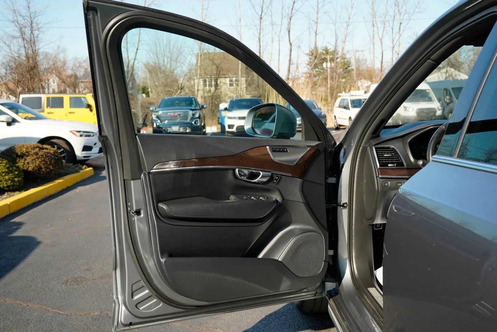 Used 2016 Volvo XC90 T6 Momentum w/ Momentum Plus Package AWD/4WD image 17