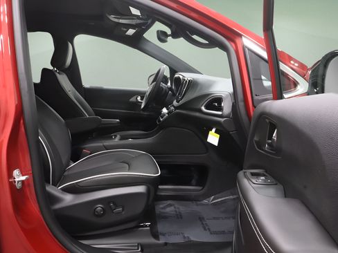 New 2027 Chrysler Pacifica Limited FWD image 15