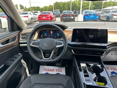 Used 2024 Volkswagen Atlas SE AWD/4WD image 17