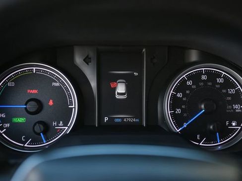 Used 2022 Toyota Venza LE image 10