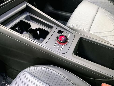 Used 2025 Volkswagen Tiguan SE w/ Panoramic Sunroof Package image 19