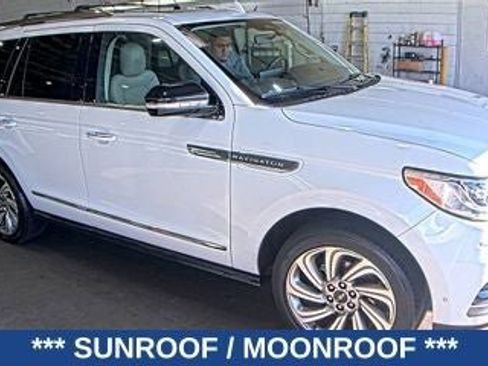Used 2022 Lincoln Navigator Reserve image 4