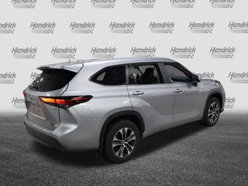 Used 2024 Toyota Highlander XLE FWD image 9