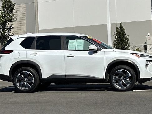 Used 2024 Nissan Rogue SV image 3