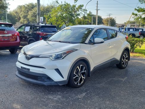 Used 2018 Toyota C-HR XLE FWD image 3
