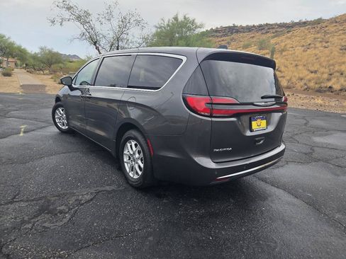 Used 2023 Chrysler Pacifica Touring-L FWD image 8