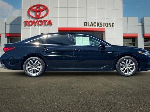 Used 2021 Toyota Avalon XLE w/ Moonroof Package FWD image 2