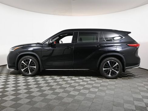 Used 2022 Toyota Highlander XSE AWD/4WD image 2