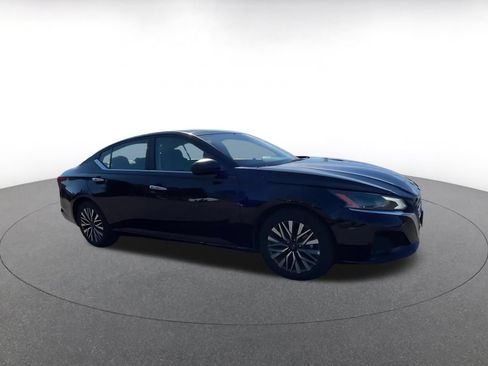 Used 2025 Nissan Altima 2.5 SV FWD image 2