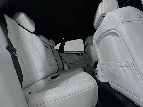 Certified 2025 Porsche Macan image 28