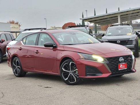 Used 2024 Nissan Altima 2.5 SR image 2