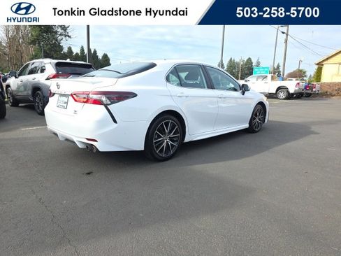 Used 2021 Toyota Camry SE w/ Cold Weather Package image 5