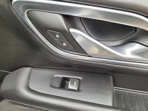 Used 2023 Chevrolet Suburban Premier image 8