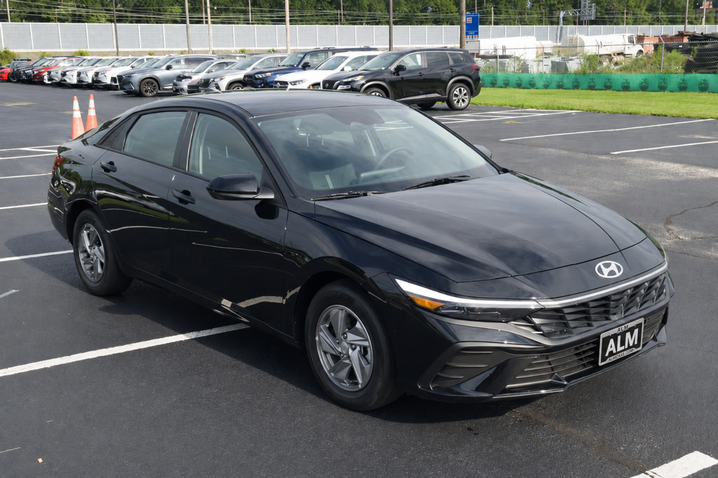 New 2026 Hyundai Elantra SE FWD image 3