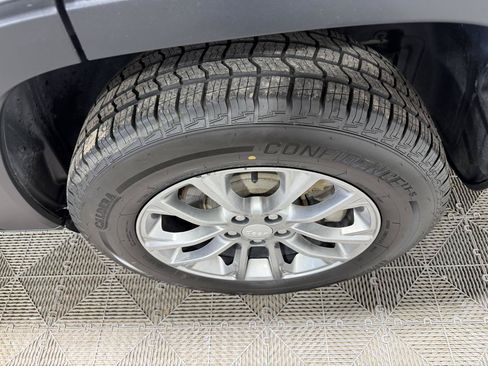 Used 2019 Jeep Cherokee Latitude Plus AWD/4WD image 34