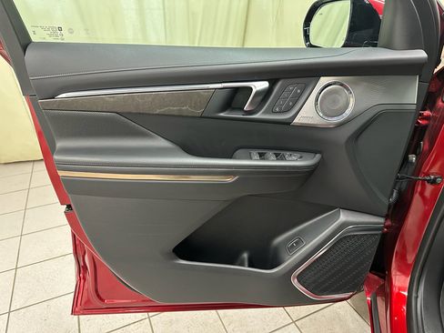 Certified 2025 Buick Enclave Avenir image 38