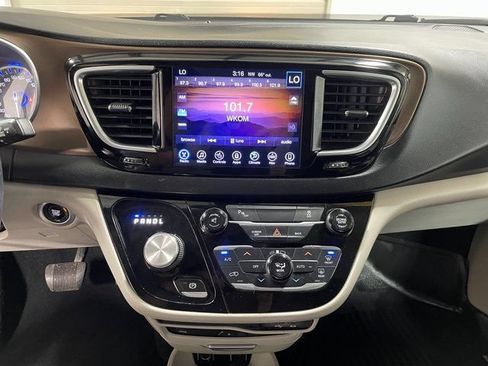 Used 2017 Chrysler Pacifica Touring-L Plus w/ Uconnect Theatre Group FWD image 19