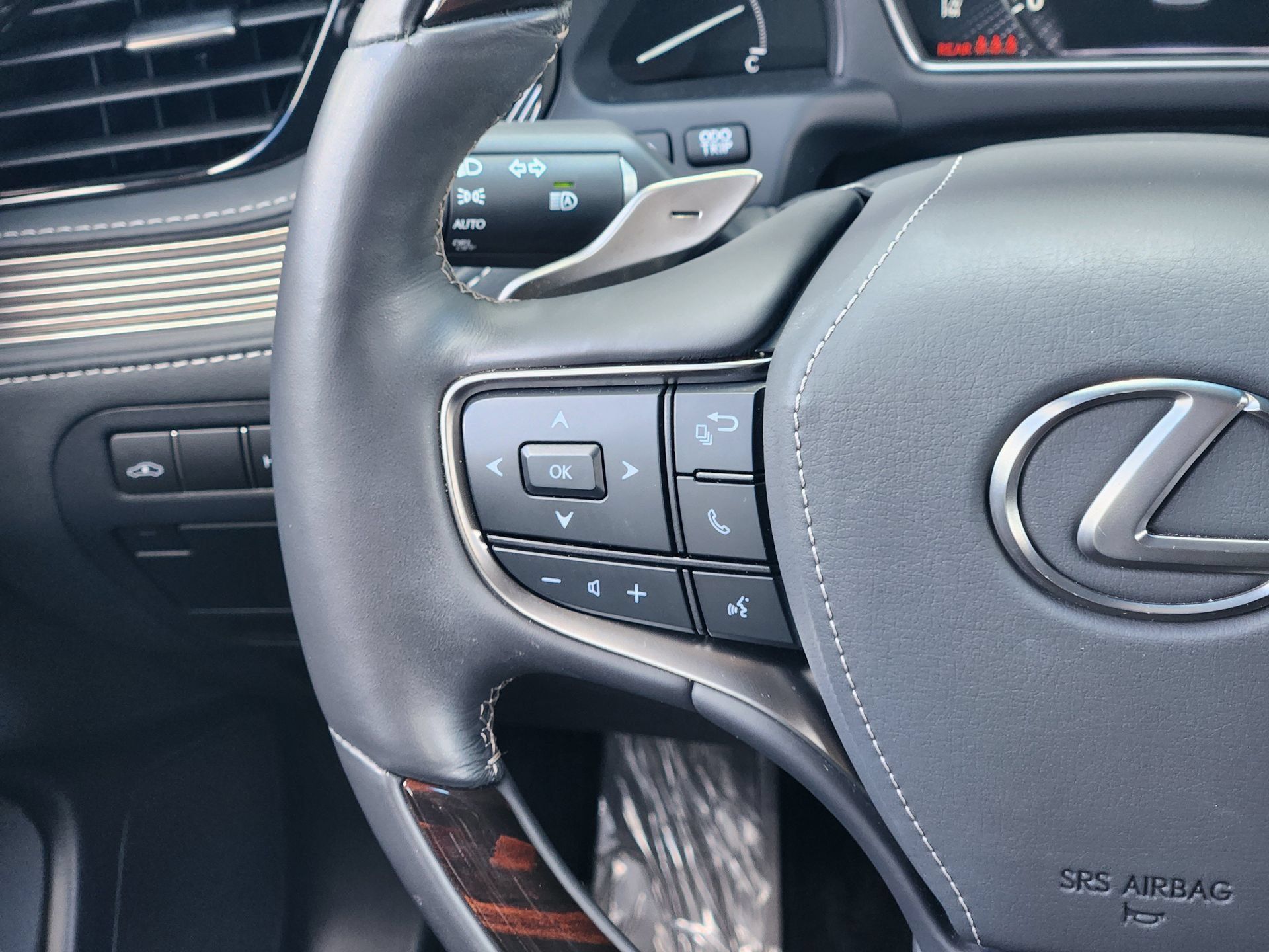 Used 2023 Lexus LS 500 w/ Interior Upgrade Package RWD image 28