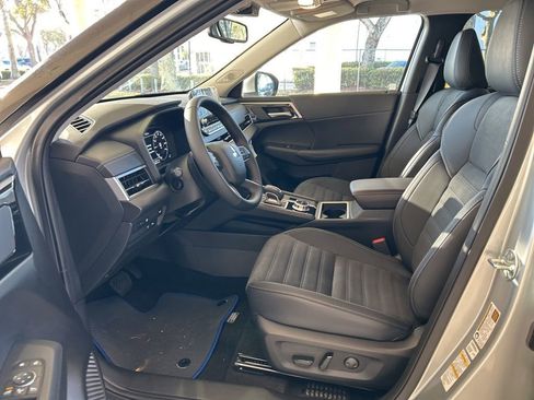 New 2025 Mitsubishi Outlander SE image 5