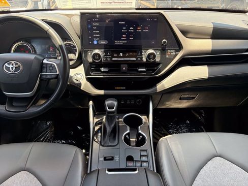 Used 2023 Toyota Highlander Bronze Edition FWD image 28