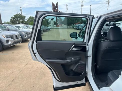Used 2023 Mitsubishi Outlander SE FWD image 12