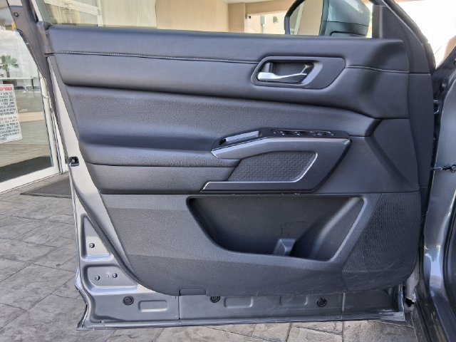 Used 2023 Nissan Pathfinder SL w/ Black Appearance Package FWD image 16
